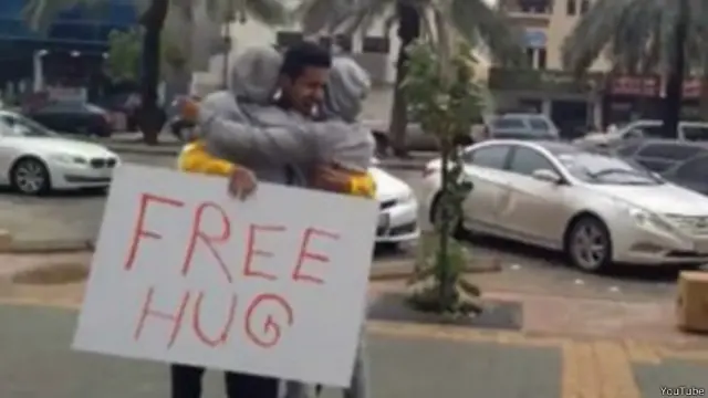 Jovem saudita oferece 'abraços grátis' em video publicado no YouTube (foto: YouTube) 
