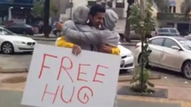 یو ٹیوب پر وڈیو دیکھ کر دو سعودی نوجوانوں کو خیال آیا کہ کیوں نہ اپنے ملک کے لوگوں کو بھی گلے لگا کر خوش کیا جائے