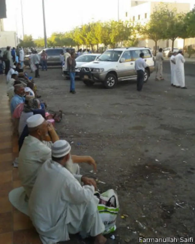 مدینہ کے علاقے الفیصلیہ میں ملک چھوڑنے کے منتظر کچھ لوگ