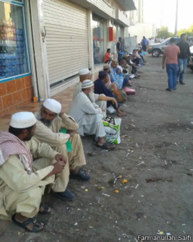 یہ لوگ سڑک کنارے رات دن اسی جگہ گزارتے ہیں