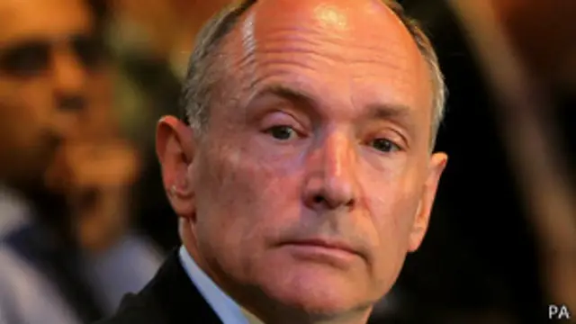 أقر برنرز-لي بأن شبكة الإنترنت تمثل علاقة "إنسانية مترابطة" تشمل الأشياء "الرائعة" و"الشنيعة"