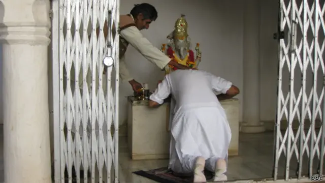 प्रचार की शुरुआत सुबह नौ बजे मंदिर में पूजा के साथ होती है.