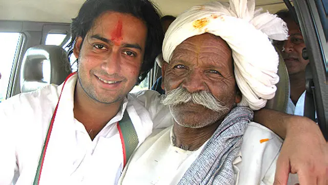 रास्ते में कोई भी मिले उसे अपने साथ गाड़ी में बिठाने से भी नहीं चूकते.