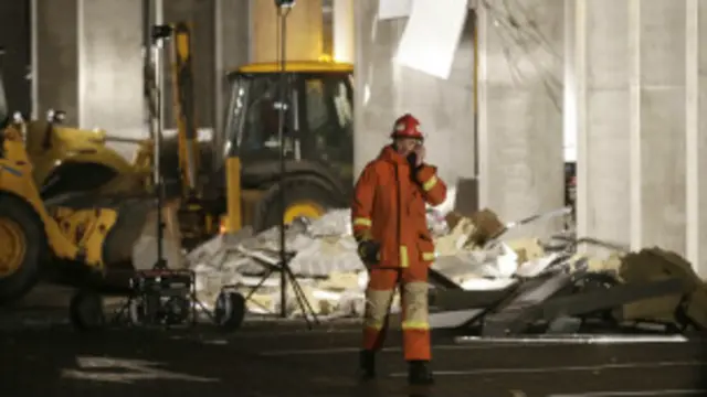 عمارت کا ایک حصہ گرنے کے کچھ دیر بعد عمارت کی چھت گر گئی جب امدادی کارکن عمارت کے اندر لوگوں کو نکالنے کے لیےگئے ہوئے تھے