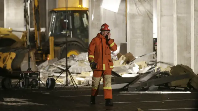 Petugas pemadam kebakaran