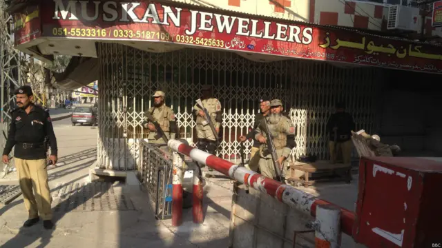 پاکستان کے شہر راولپنڈی میں یومِ عاشور کے جلوس کے دوران پرتشدد فرقہ وارانہ جھڑپوں کے خلاف مختلف مذہبی جماعتوں نے احتجاج اور ہڑتال کا اعلان کیا جس سے نمٹنے کے لیے شہر بھر میں سخت سکیورٹی کے انتظامات کیے گئے ہیں