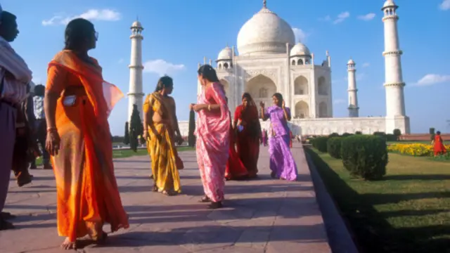 بھارت میں ساڑھی پہننے کا رواج جو کم ہو رہا تھا اب نوجوان لڑکیوں میں پھر سے مقبول ہو رہا ہے