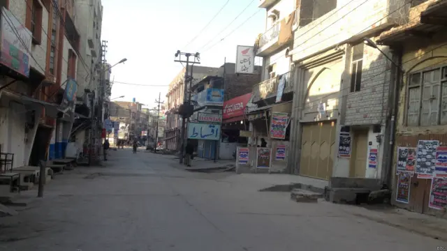 گذشتہ ہفتے کے فسادات کے خلاف سنی تنظیمیں یومِ احتجاج اور شیعہ یومِ امن منا رہے ہیں مگر امن و امان کی پہلے سے کشیدہ صورتحال کی وجہ سے شہر میں فوج اور پولیس تعینات ہے