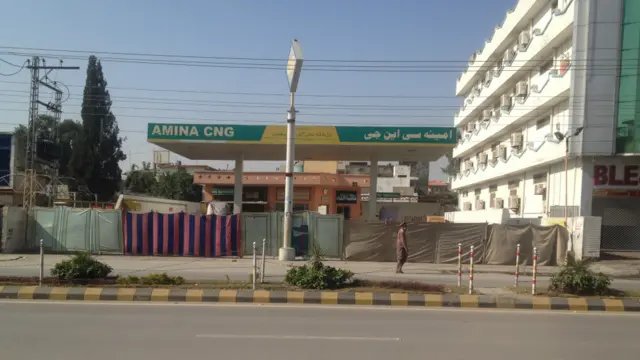 گذشتہ ہفتے ہونے والی فرقہ وارانہ جھڑپوں سے متاثرہ علاقے کی جانب جانے والی سڑکوں پر ٹریفک معمول سے زیادہ نظر آتی ہے، لیکن متاثرہ علاقے کی حدود میں داخل ہوتے ہی کاروباری سرگرمیاں ماند نظر آتی ہیں