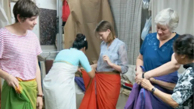 ساڑھی سکول میں ساڑی پہننے کے مختلف طریقے سکھائے جاتے ہیں