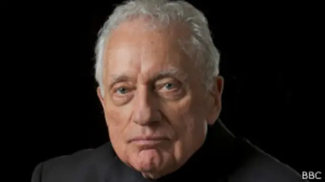 खुफिया सेवा के कर्मचारी क्लिंट हिल जॉन एफ कैनेडी के पीछे कार में थे.