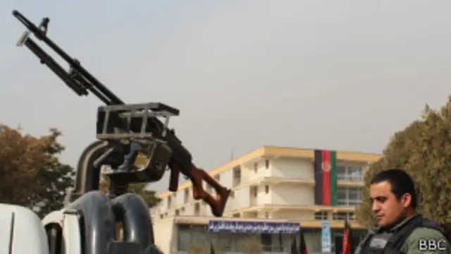 حضور نیروهای امنیتی با تجهیزات کامل در داخل محوطه لویه جرگه نیز دیده می شود