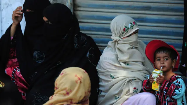 اس مارچ میں بچوں کے علاوہ بچے اور بچیاں بھی شریک تھیں۔