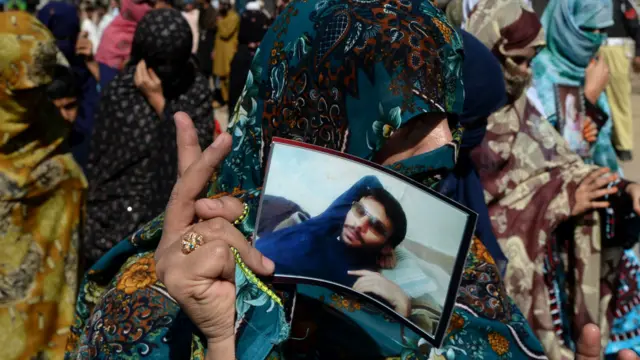 یہ لوگ اپنے پیاروں کی تصویریں اٹھائے سات سو کلو میٹر کا سفر طے کر کے کراچی پہنچے۔