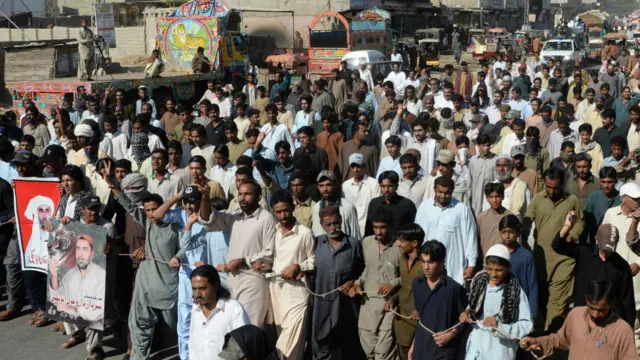 بلوچستان کے لاپتہ افراد کے حق میں آواز اٹھانے کی خاطر ان کے لواحقین نے کوئٹہ سے کراچی تک پیدل مارچ کیا۔