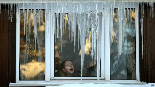 Ventana congelada en invierno
