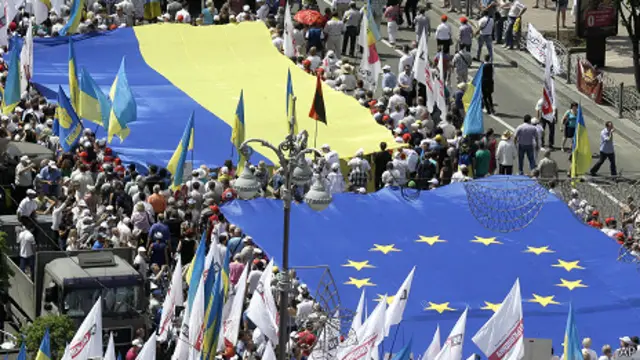 Флаги Украины и ЕС