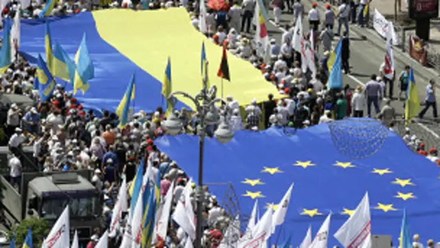 يرفض المتظاهرون تباعد بلادهم عن أوروبا