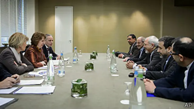 Los representantes de ambas partes en una mesa