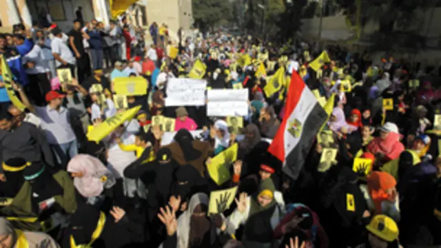 استخدمت قوات الأمن القنابل المسيلة للدموع لتفريق المتظاهرين