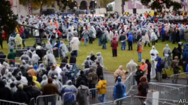 在达拉斯举行的纪念肯尼迪总统的活动开始之前。