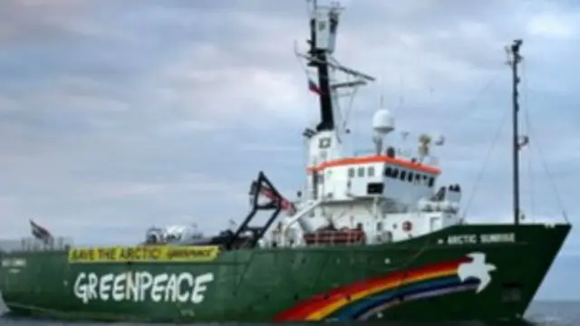 国际法庭要求俄国放行绿色和平的“极地曙光号”，并释放30名被拘押的活动人士。
