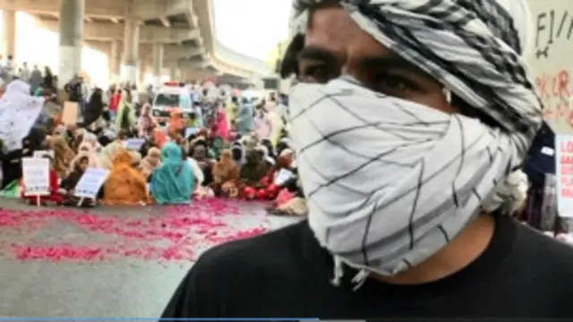 قافلے میں موجود افراد نے دس کلومیٹر کا سفر طے کرکے کراچی کے علاقے بلوچ کالونی کے پاس مختصر قیام کیا اور پھر سرِشام قافلہ پھر روانہ ہوگیا