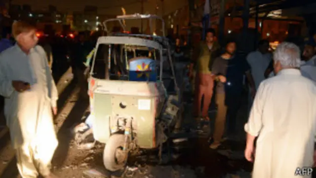 پولیس حکام کو شبہ ہے کہ ان کریکر دھماکوں کا تعلق قوم پرست جماعت کی ہڑتال سے ہے