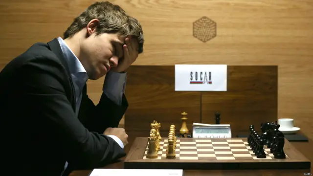 कार्लसन का शतरंज आनंद से एकदम उलट है. वह खेल के दौरान अपनी भावनाएं छिपाने में ज़रा भी कोताही नहीं बरतते. अगर वह बिसात पर फंस गए हैं, तो इसे आप उनके चेहरे पर देख सकते हैं.