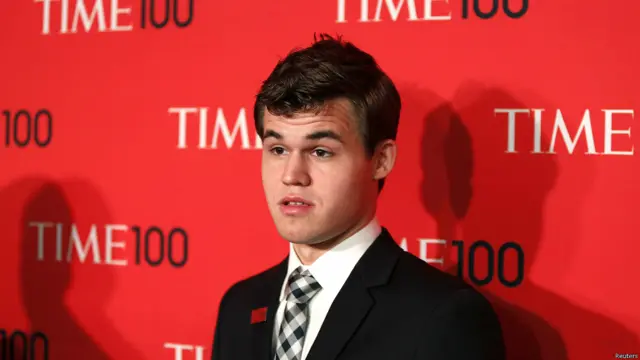 टाइम पत्रिका ने बीते साल दुनिया के 100 असरदार लोगों की सूची जारी की थी, जिसमें कार्लसन भी शामिल थे. बेशक वह एक बेहद दिमाग़ी खेल के खिलाड़ी हैं, मगर उन्हें घूमना-फिरना, पार्टियों में जाना और गाने गाना बहुत पसंद है.