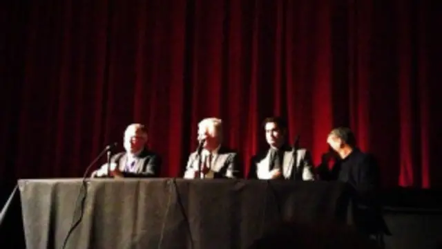 کن تیلور، سفیر وقت کانادا در تهران، جو کلارک نخست وزیر وقت کانادا به همراه کارگردانان فیلم، درو تیلور- که نسبتی با سفیر ندارد- و لری واینستین در این جلسه شرکت جسته بودند