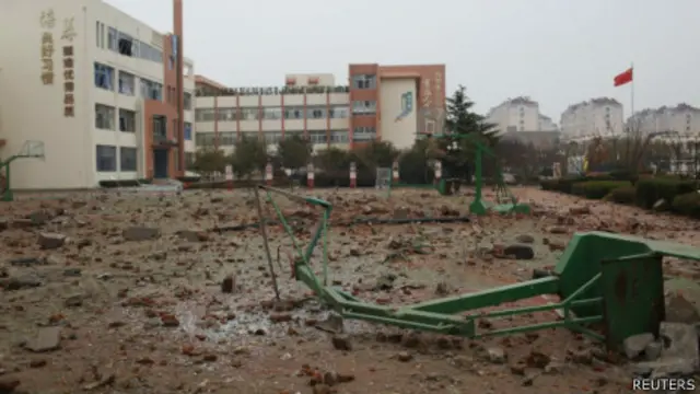 青島黃島開發區輸油管爆炸現場附近某學校滿布瓦礫（23/11/2013）