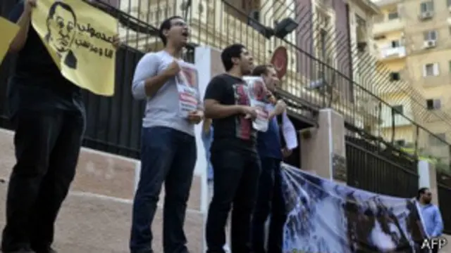 一些埃及人在土耳其駐埃及大使館外抗議