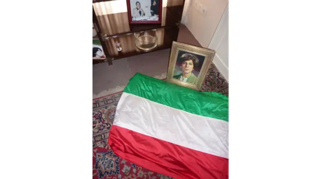 پروانه فروهر در اتاق نشیمن طبقه بالا به قتل رسیده و جسدش(جای پرچم) به طرف قبله گذاشته شده بود