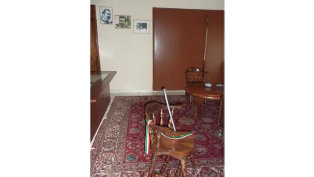 جسد داریوش فروهر پس از قتل، نشسته بر روی صندلی به طرف قبله گذاشته شده بود