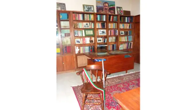 صندلی اتاق کتابخانه که بر روی آن داریوش فروهر نشانده شده، دستانش از پشت گرفته شده، دهانش بسته و سپس با ضربات چاقو به قتل رسیده بود