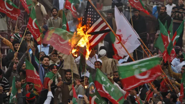 تحریک انصاف کے سربراہ عمران خان نے کہا کہ تحریک انصاف کے کارکن اور اتحادی صوبے سے نیٹو سپلائی نہیں جانے دیں گے لیکن صوبے کی حکومت بھی نیٹو سپلائی روکنے پر غور کرے۔