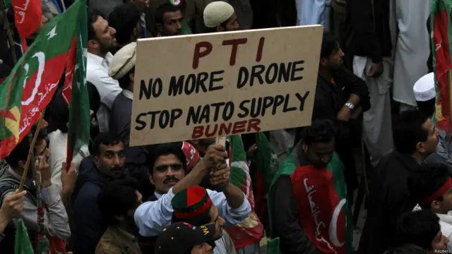 اس دھرنے میں تحریکِ انصاف کے علاوہ دیگر جماعتوں کے کارکن بھی شامل ہیں۔