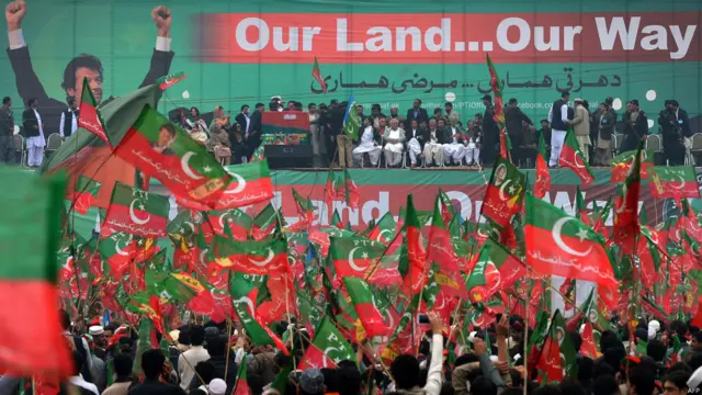 پاکستان تحریکِ انصاف کی جانب سے افغانستان میں موجود غیرملکی افواج کی رسد روکنے کے لیے پشاور کی رنگ روڈ پر دھرنے کے موقع پر جماعت کے چیئرمین عمران خان نے کہا کہ ڈرون حملوں کی بندش کی امریکی یقین دہانی تک یہ دھرنا جاری رہے گا۔