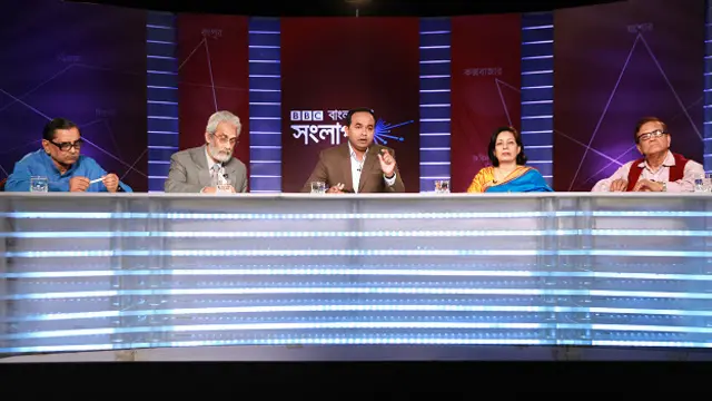 প্যানেল সদস্য বাঁ থেকে: ডাক ও টেলিযোগাযোগ মন্ত্রী এবং বাংলাদেশের ওয়ার্কার্স পার্টির সভাপতি রাশেদ খান মেনন, সাবেক তত্ত্বাবধায়ক সরকারের উপদেষ্টা এ এফ হাসান আরিফ, অনুষ্ঠান সঞ্চালক আকবর হোসেন, সাবেক রাষ্ট্রদূত নাসিম ফেরদৌস এবং বিএনপির জাতীয় স্থায়ী কমিটির সদস্য লে জে (অব) মাহবুবুর রহমান । 