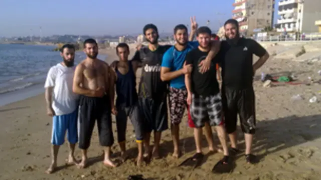 تقول السلطات اللبنانية إن الانتحاري اللبناني اسمه معين ابو ظهر (الثالث من اليمين)