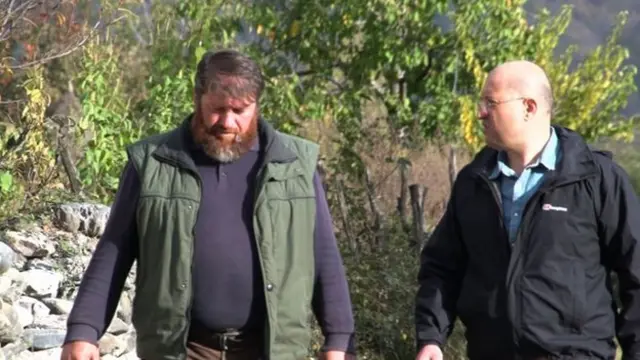 ایوب بورچاشویلی (نفر سمت چپ، در کنار خبرنگار ما) میگوید چچنیها معتقدند که باید در "دفاع از مردم مظلوم" در سوریه شرکت کنند