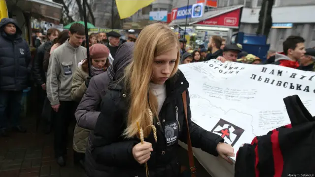 Кілька тисяч людей пройшлися від метро "Арсенальна" до Меморіалу пам'яті жертв голодоморів.