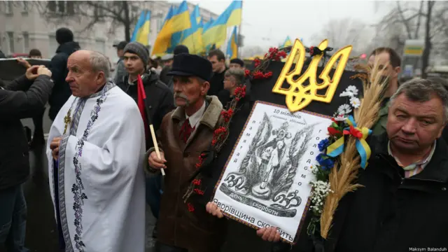 У колоні практично не було партійної символіки - лише національна.