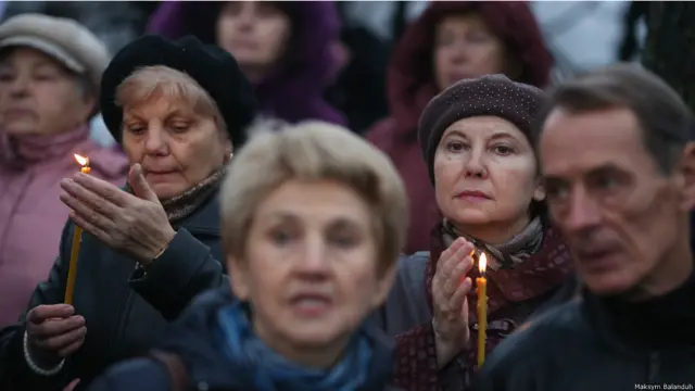 Голод виник через жорстоку хлібозаготівельну політику радянської влади, яка насильно відбирала в селян будь-які харчі.