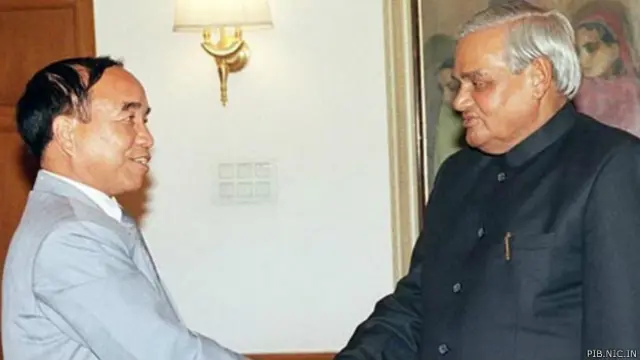मिज़ो नेता ज़ोरमथंगा अटल बिहारी वाजपेयी के साथ