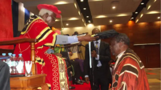 Ngugi wa Thiong'o aliyepiga magoti akitunukiwa digrii ya heshima na Chuo Kikuu cha Dar es Salaam