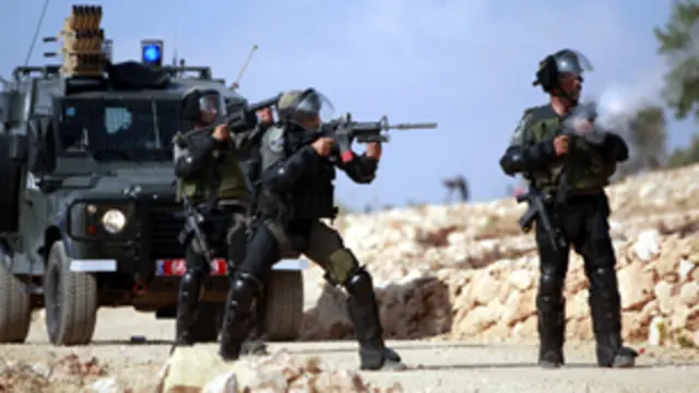 اصاب الجنود اربعة من المتظاهرين بجروح