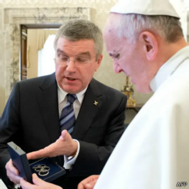 Papa recebe ordem olímpica de Thomas Bach (AFP)