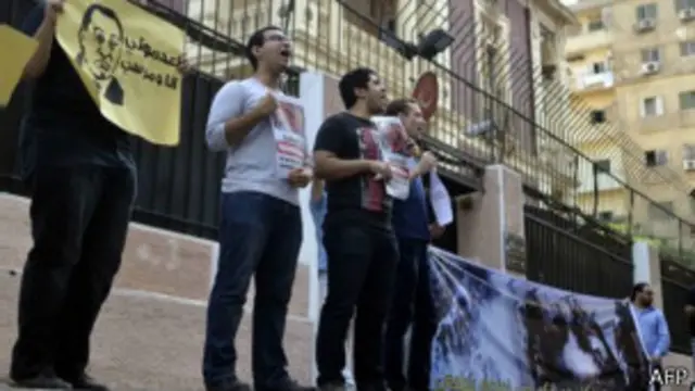 Сторонники нынешних властей Египта протестуют возле здания турецкого посольства в Каире